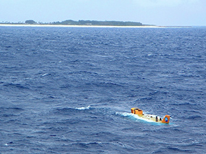 南鳥島と浮上した潜水船