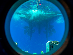 着水後に潜水船覗窓から撮影
