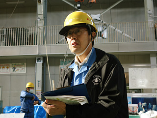 朝礼後、一日の流れを確認する下門さん