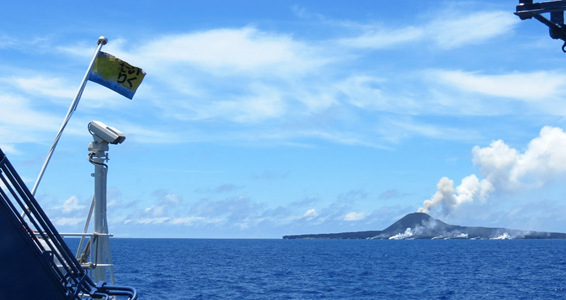KM-ROV（無人探査機）と南鳥島